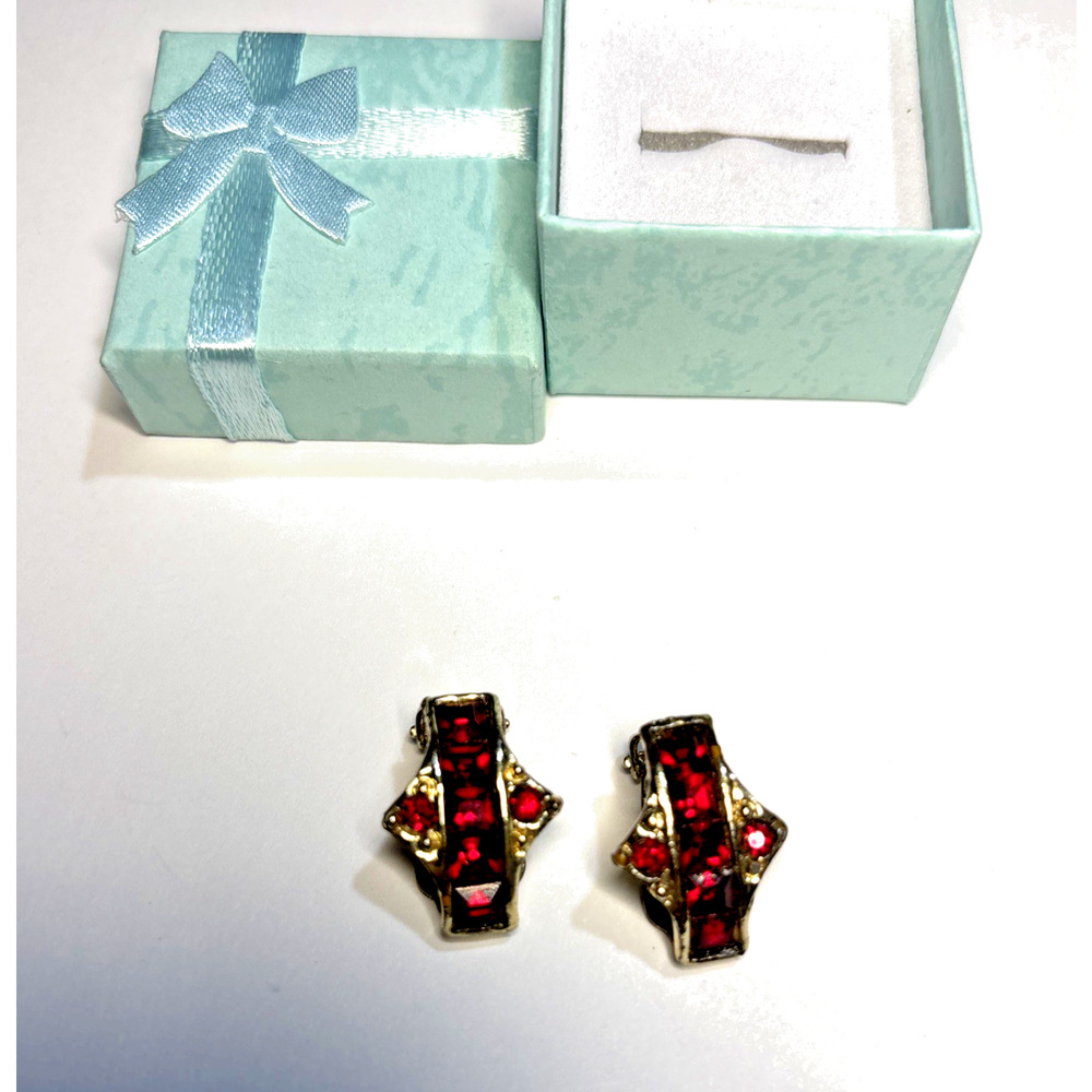 Red Rhinestone Clip On Earrings Gold Tone Geometric Art Deco Style - Picture 2 of 4